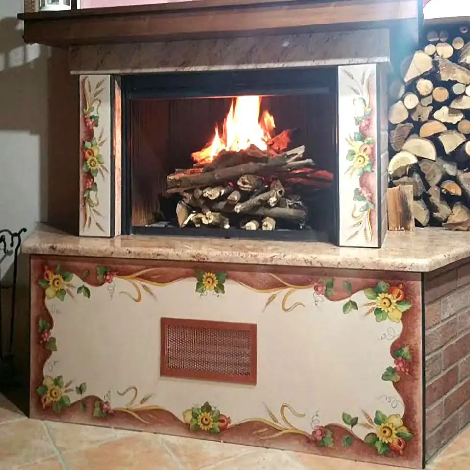 rivestimento per caminetto in pietra lavica ceramizzata decorata a mano