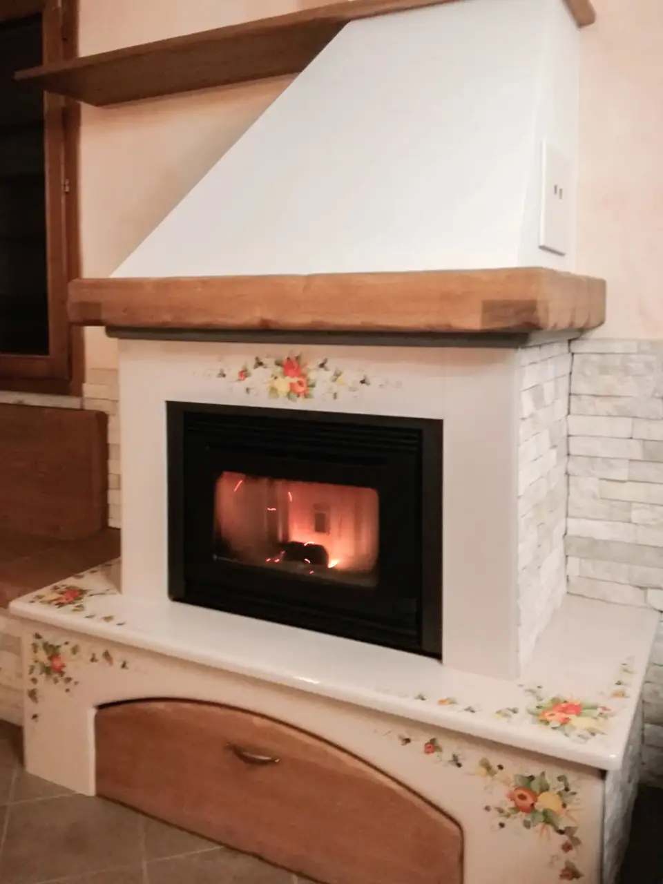 Camino rustico con rivestimento in pietra lavica ceramizzata
