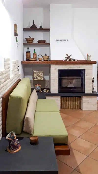 Caminetto rustico con divano