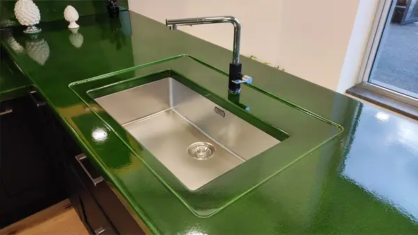 cucina con lavello in acciaio incassato