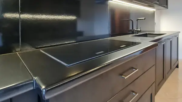 Cucina moderna con piani a induzione