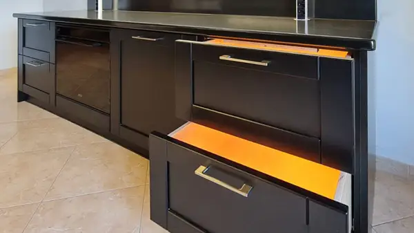 Cucina moderna con cassettoni colorati