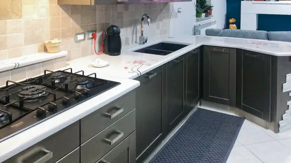 Cucina Pietra Lavica Cucina Torino con piano in pietra lavica decorato