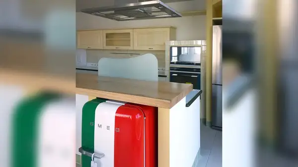 Cucina Moderna: frigorifero Smeg con i colori della bandiera italiana accanto all’isola