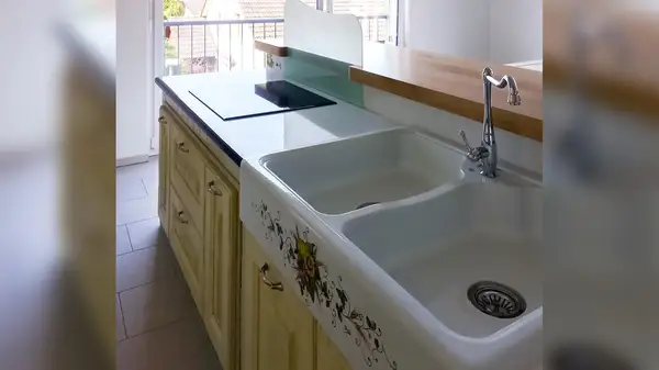 Cucina Moderna: lavello a due vasche in pietra lavica decorata sull’isola