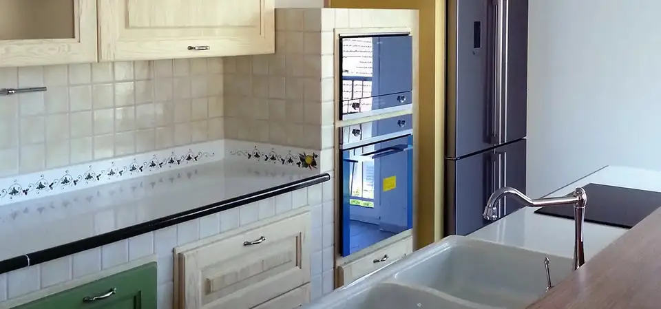 Cucina in finta muratura Moderna con isola centrale e lavello a due vasche in pietra lavica