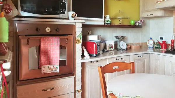 cucina in finta muratura con forno alto