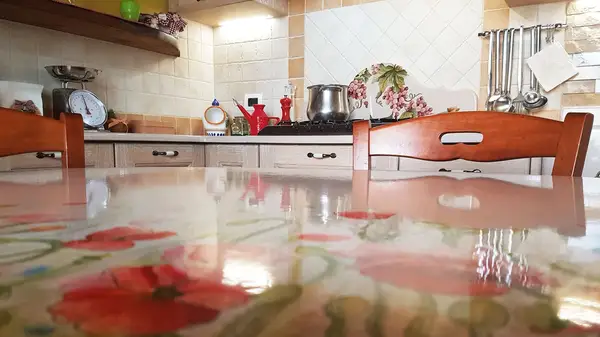 cucina in finta muratura con tavolo in pietra lavica decorato a mano