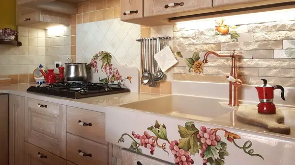 cucina in finta muratura con top in pietra lavica decorato a mano