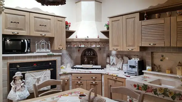 cucina dallo stile antico, realizzata in muratura smontabile su progettazione