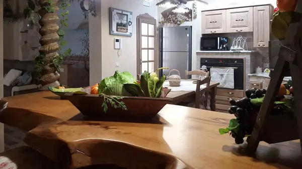 Cucina con top penisola in legno massello