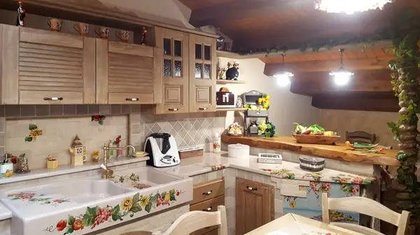 Cucina antica con piani e lavello in pietra lavica decorata a mano