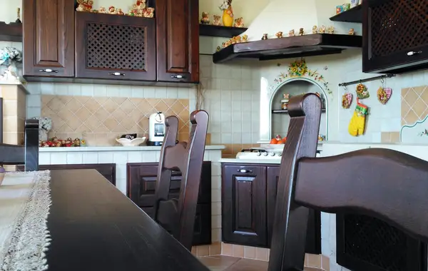 cucina country con tavolo in legno massello