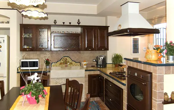 Cucina con piano di lavoro in pietra lavica Modello Borgo Antico cucina personalizzata con piano di lavoro in pietra lavica
