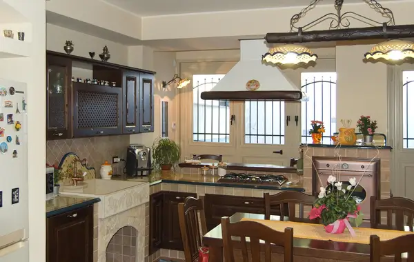 Lo studio minuzioso rende questa cucina pratica e funzionale cucina con piano cottura su penisola