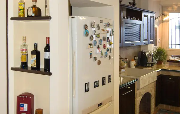 Struttura frigo con mensole in legno laterali struttura frigo con mensole laterali