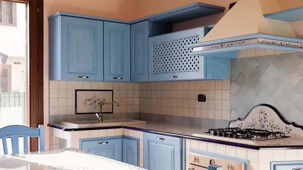 Cucina Classica: composizione angolare Cucina in finta muratura Classica: composizione angolare con ante azzurre e cappa bordata di blu