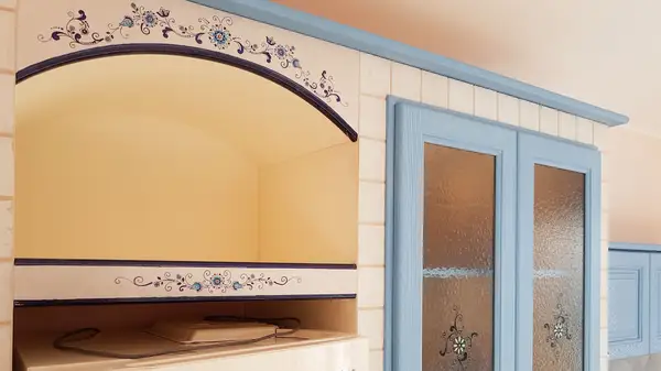 Cucina Classica: cappa e pensili azzurri Cucina Classica: dettagli della cappa decorata e dei pensili azzurri