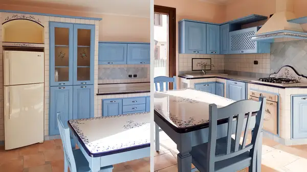 Cucina Classica: composizione con ante azzurre e tavolo coordinato Cucina in finta muratura Classica: composizione con ante azzurre e tavolo coordinato