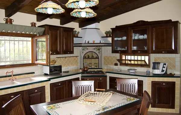 Cucina country angolare con lavello sotto finestra modello Veneto cucina country angolare con lavello sotto finestra veneto