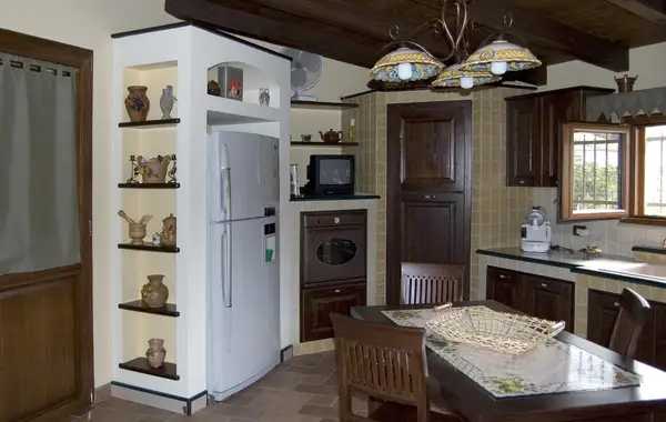 Cucina con colonna frigo, forno alto e dispensa cucina con colonna frigo, forno alto e dispensa