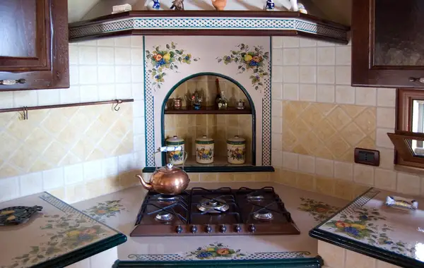 Realizza la tua cucina moderna su misura richiamando lo stile di un tempo angolo,zona cottura in vecchio stile