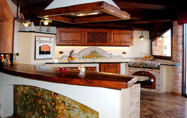 cucina artistica con penisola e cappa sospesa