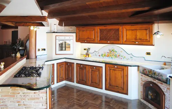 cucina con forno alto ad angolo
