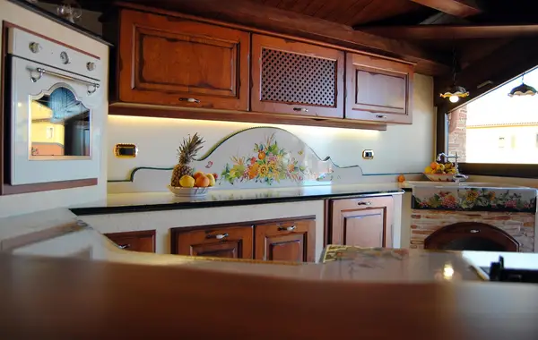 cucina country con vasto piano d appoggio
