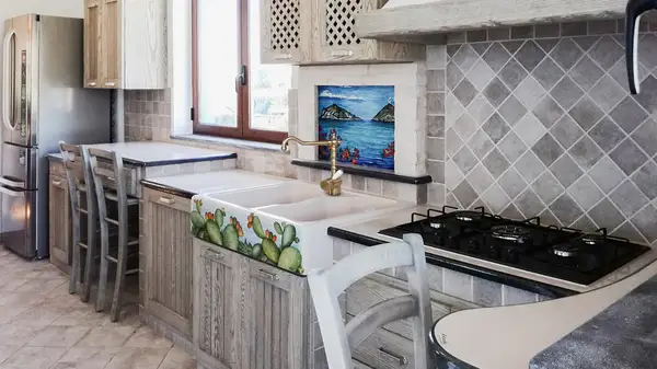 Cucina Eoliana con lavello decorato