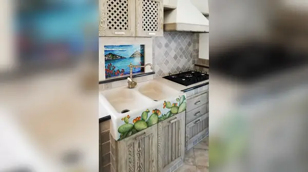 Cucina con lavello in pietra lavica con decoro fichi d'India