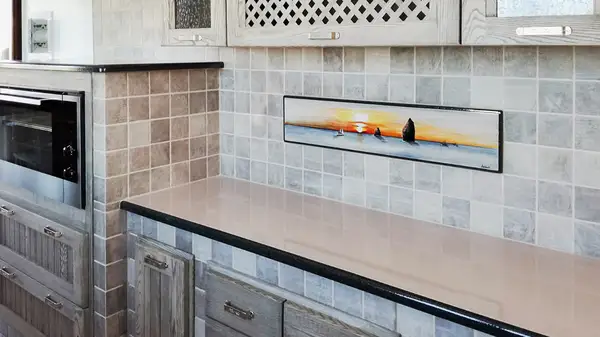 Cucina lineare con decorazioni