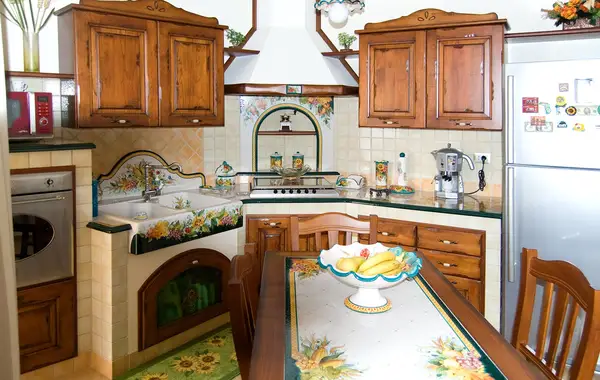 Le nostre cucine sfruttano al meglio ogni spazio disponibile per creare un ambiente unico e funzionale piccola cucine in muratura calda e accogliente