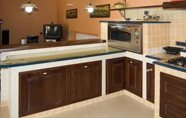 cucina in muratura con forno sopra piano
