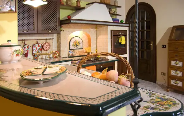 cucina in muratura con cappa a vela