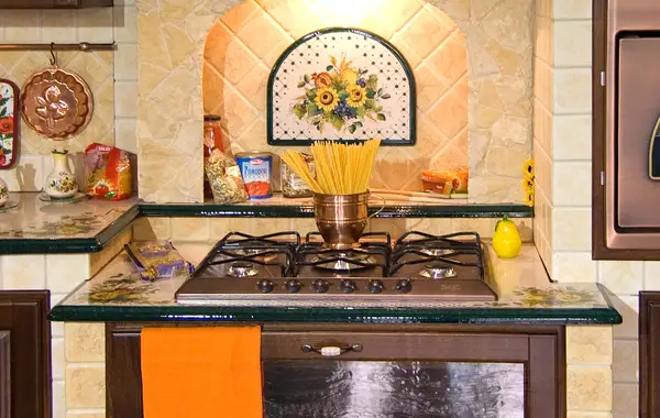 cucina con piano cottura e nicchia rustica