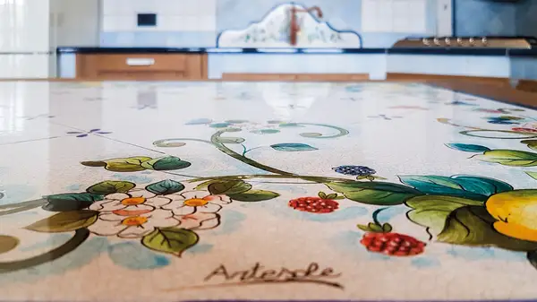 Cucina Liberty: dettaglio del piano decorato con frutta e fiori dipinti a mano