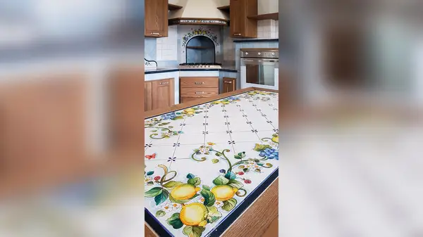 Cucina Liberty: tavolo in legno con inserto in pietra lavica decorata con limoni