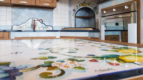 Cucina Liberty: dettaglio del piano in pietra lavica con decori di limoni e frutta