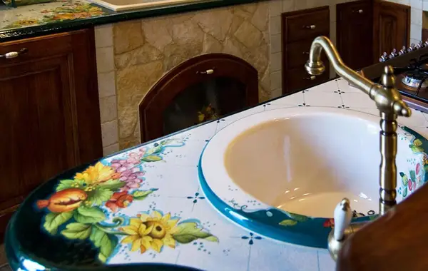top in pietra lavica e pozzetto in ceramica decorato a mano