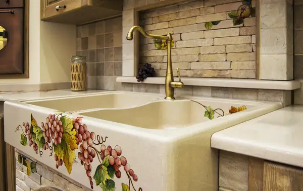 lavello pietra lavica decoro uva e mattonicini rustici
