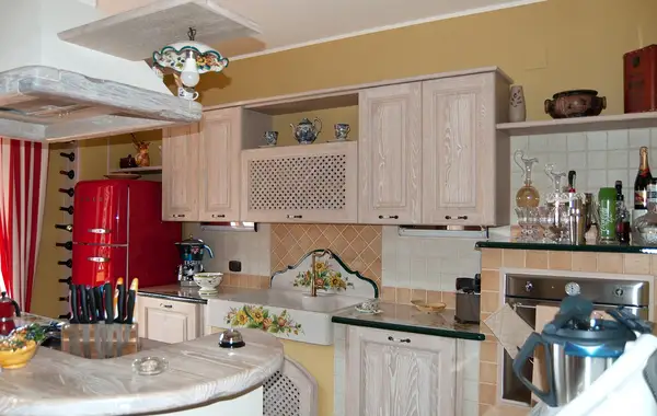 Cucina in finta muratura New Style: ante chiare e forno rialzato accanto all’isola