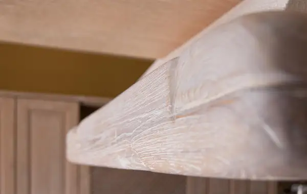 Cucina New Style: dettaglio della cornice in legno della cappa sospesa
