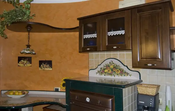 Le ante, i pensili e mensole sono realizzate con legno massello mensole e pensili personalizzati in legno massello