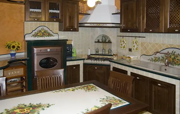 Decori personalizzati che fanno della Tua cucina un ambiente unico dove vivere! tavoli abbinato a cucina in muratura