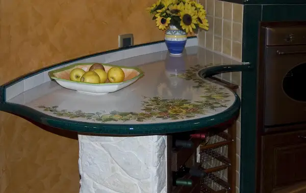 Ogni elementi della cucina viene studiato e realizzato nei minimi particolari cucina con piccola penisola in pietra lavica