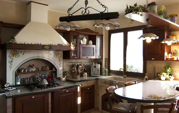 Cucina Treviso: composizione angolare con penisola e cappa rustica Cucina in finta muratura Treviso: composizione angolare con penisola e cappa rustica