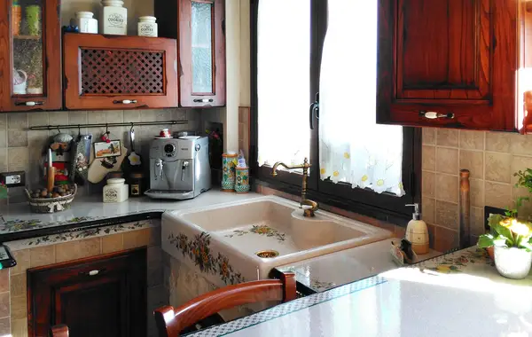 Cucina Treviso: lavello monoblocco a una vasca Cucina Treviso: lavello monoblocco a una vasca sotto la finestra con frontale dipinto