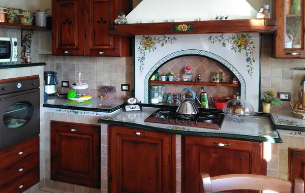 Cucina Treviso: zona cottura ribassata Cucina Treviso: zona cottura ribassata con nicchia ad arco e forno rialzato accanto
