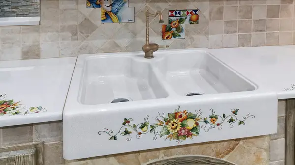 Cucina Venezia: lavello a due vasche con frontale decorato